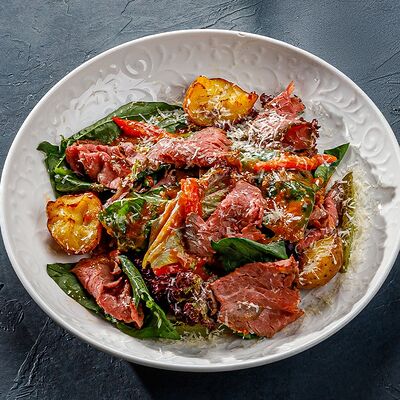 Салат с ростбифом и печеным перцемв Этажи по цене 599 ₽