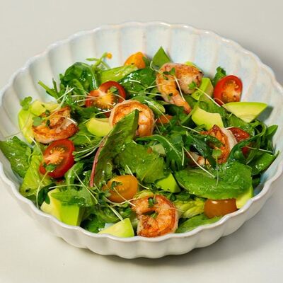 Зеленый салат с тигровыми креветками и пармезаном в Гоголь по цене 760 ₽