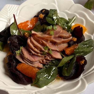 Утиная грудка с вяленой свеклой в кофейном сиропе и мандаринами в медово-горчичном соусе в Птичка по цене 760 ₽
