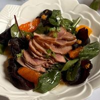 Утиная грудка с вяленой свеклой в кофейном сиропе и мандаринами в медово-горчичном соусе в Птичка