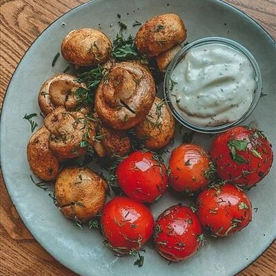 Грибы шампиньоны и помидоры черри, обжаренные на мангале в Соль & Перец по цене 447 ₽