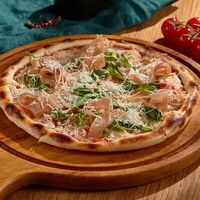 Пицца с прошутто и руколой в Liman
