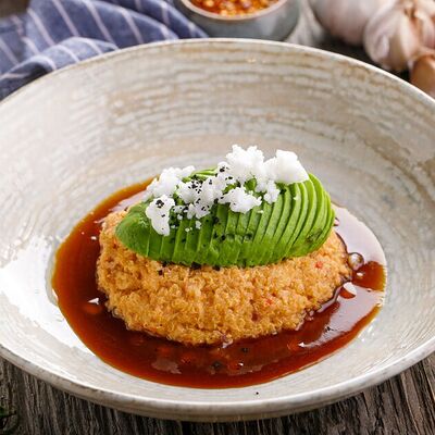 Киноа с авокадо и луковым демигласом в Маймун по цене 590