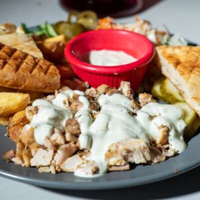 Шаурма на тарелке куринаяв Мангал36 по цене 440 ₽