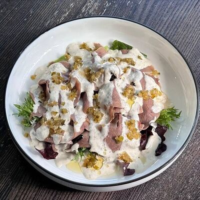 Карпаччо из языка с вителло тоннато в Гости, бистро по цене 610 ₽