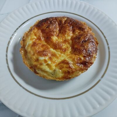 Киш с тунцом и творожным сыром в Осетринка по цене 350 ₽