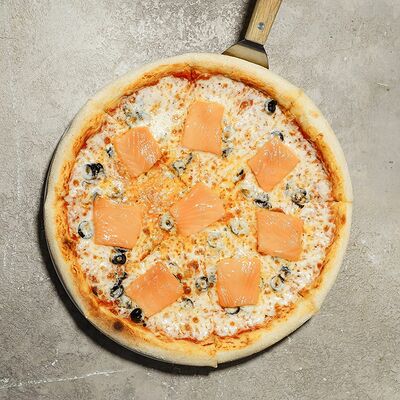 Пицца Лосось с оливками в Smile по цене 1155 ₽