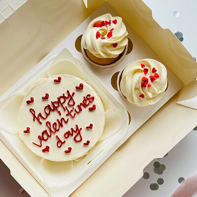 Бенто-торт Happy Valentine’s Day и два капкейка в Kulakovabakery по цене 2690 ₽