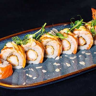 Ролл Сяке премиум в WOW SUSHI по цене 1035 ₽