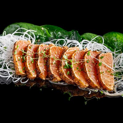 Татаки из лосося в Lucky fish по цене 470 ₽