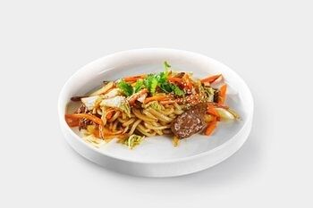 Лапша с говядиной в соусе удон в Панда Маркет по цене 549 ₽