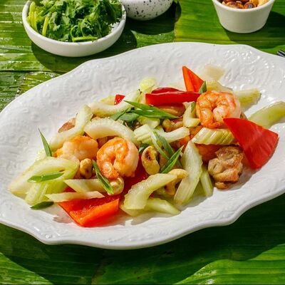 Салат с креветками, курицей и сельдереем в Маймун по цене 990