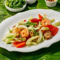 Салат с креветками, курицей и сельдереем в Маймун