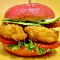 Розовый бургер в Meow cafe