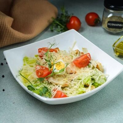 Салат Цезарь с цыплёнкомв Park cafe по цене 420 ₽