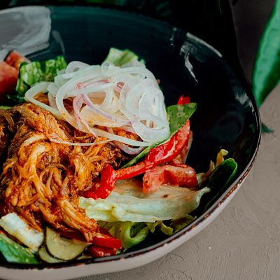 Салат с рваной свининой в Take IT EasyCentre по цене 450 ₽