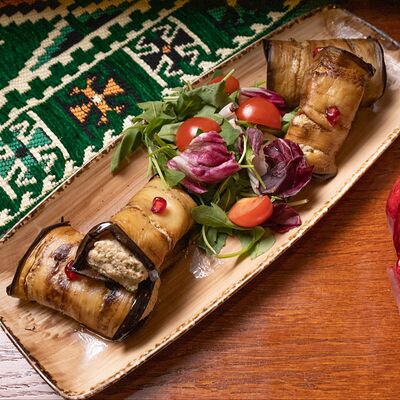 Рулетики из баклажана с сыром и чесночным соусом в Пхали по цене 565 ₽