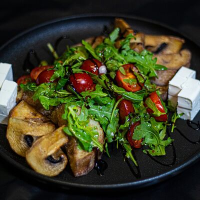 Салат с хрустящими баклажанами в КоФеМан по цене 640 ₽