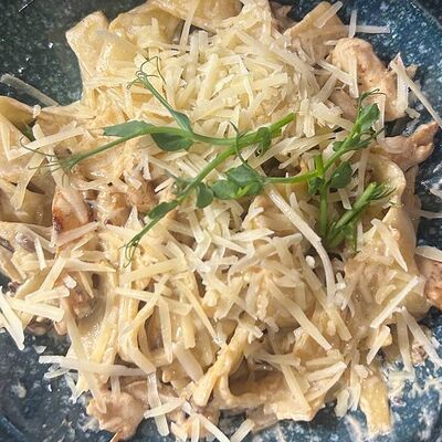 Фетучини с цыпленком и вешенкамив Мятный Трюфель по цене 600 ₽