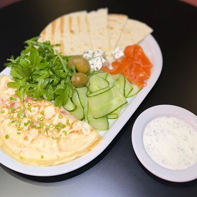 Греческий завтрак в Scrooge по цене 730 ₽