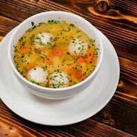 Куриный суп с фрикадельками в The River Restaurant