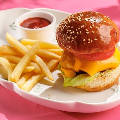 Мини-бургер с куриной котлетой и картофелем фри в Кукумбер по цене 790 ₽