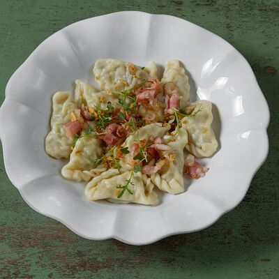 Вареники с картофелем, беконом и копчёной сметанойв Сoляная биржа по цене 530 ₽