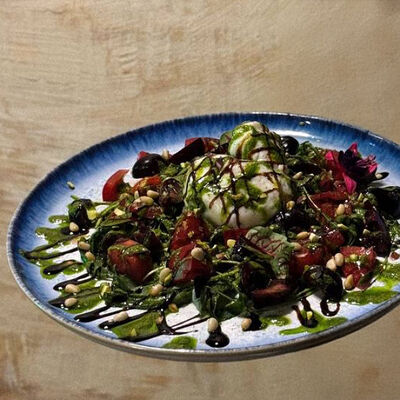 Буррата с томатами и руколой в To mesto по цене 1190 ₽