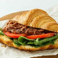 Круассан с рваной говядиной в Кэрри