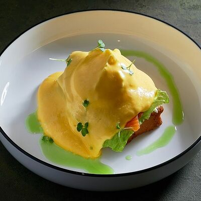 Бенедикт с лососем слабой соли в Come Mode Cafe по цене 1100 ₽