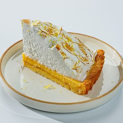 Лимонный тарт с итальянской меренгойв The Brasserie по цене 410 ₽