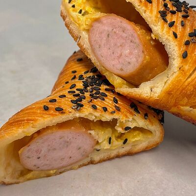 Сосиска в тесте с соусом в Kofefornia по цене 468 ₽