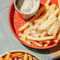 Картофель фри с трюфельным соусом в Tio Bistro