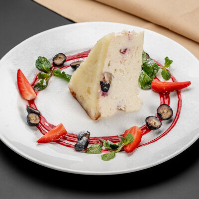 Торт Творожно-ягодный в Ресторан Крыша бар по цене 300 ₽