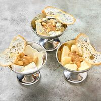 Сыр с грушевым конфи и орехами в GASTROFISH