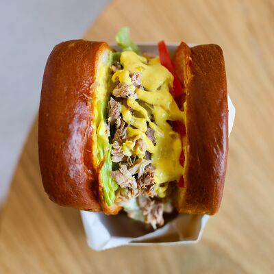 Бриошь с курицей карри и манговым чатни в oh my toast по цене 490 ₽