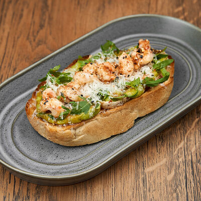 Брускетта с гуакамоле, креветками, сырным кремом и вялеными томатами в Белок по цене 850 ₽