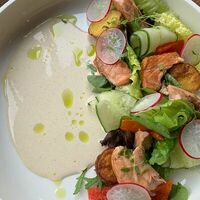 Теплый салат с лососем, печеным картофелем, огурцом, печеным перцем, миксом и соусом тоннато в Улитка