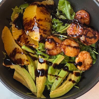 Салат с креветками, рукколой, авокадо и апельсинамив Coffeelab 39 по цене 630 ₽