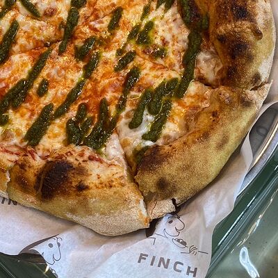 Пицца Маргарита с соусом песто в Finch Bistro по цене 560 ₽