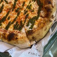 Пицца Маргарита с соусом песто в Finch Bistro