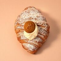 Круассан с заварным кремом в Кулинария Патрик & Мари