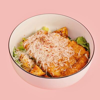 Салат с куриным шницелем и приправой фурикакэ в Сойка напела по цене 680 ₽