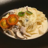 Феттуччине с курицей и грибами в Чаша