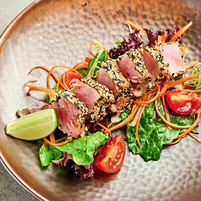 Татаки с тунцом на подушке из томатов черри с листьями салата и паназиатской заправкой в Pivino по цене 655