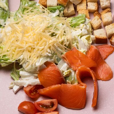 Салат Цезарь с семгой в Ноев Ковчег по цене 520 ₽