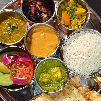 Куриный тали Chicken Thali в Veda индийский ресторан по цене 920 ₽