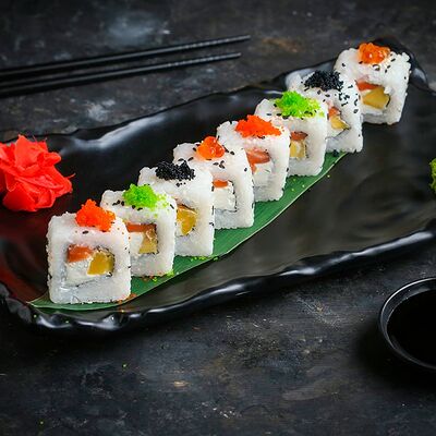 Ролл Ханаби с икрой лосося и манго в сливочном сыре в Fast Япония Premium Sushi по цене 584 ₽