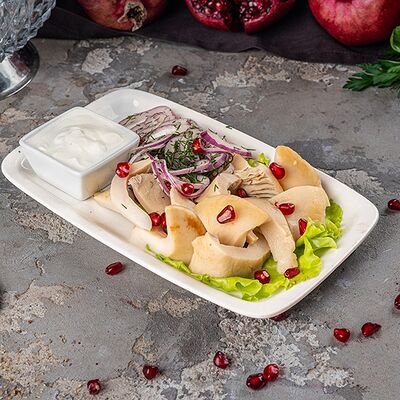 Грузди с луком и сметаной в Дворец свадеб по цене 610 ₽