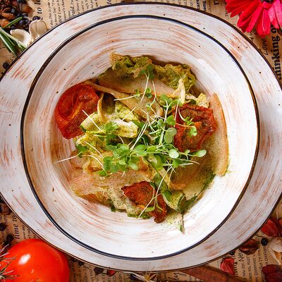 Салат с вяленой курицей, сочным апельсином, сыром Креметте и медовой заправкой в Столица по цене 720 ₽